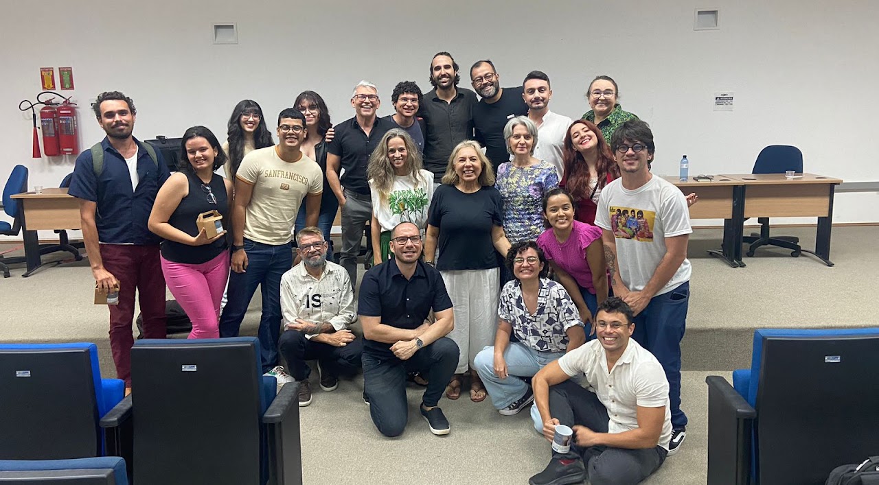 Apresentação de pesquisa sobre textos plurissemióticos no evento